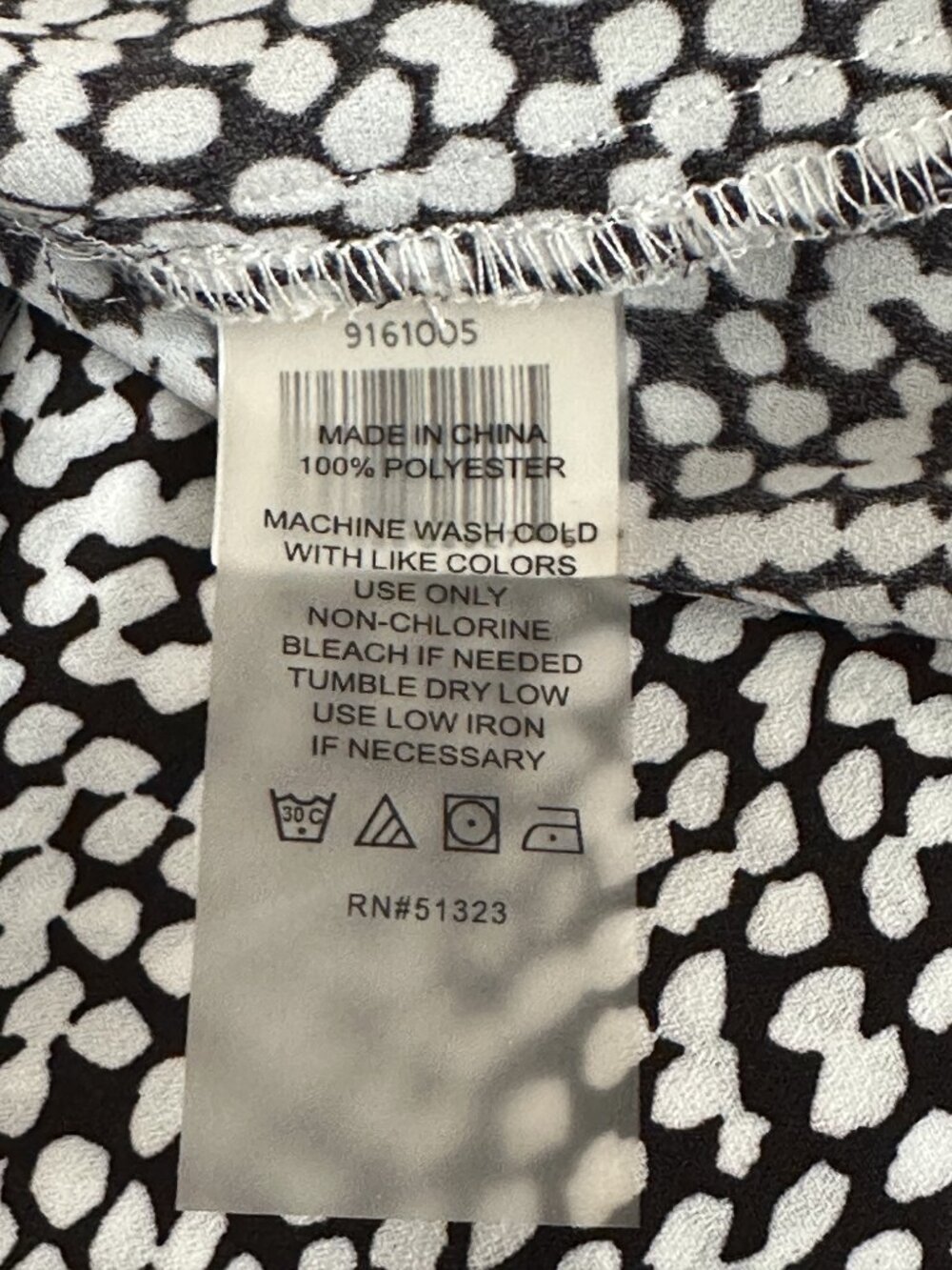 VINCE CAMUTO Bell Sleeves High Low Hem Black and White Blouse Size S - Picture 8 of 8